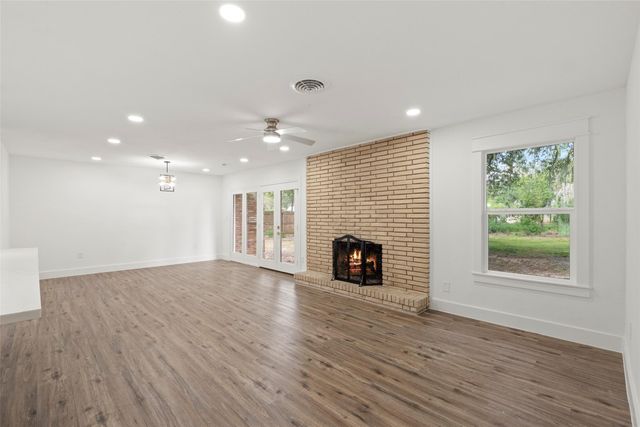 126 Daisy Street, Lake Jackson, TX 77566