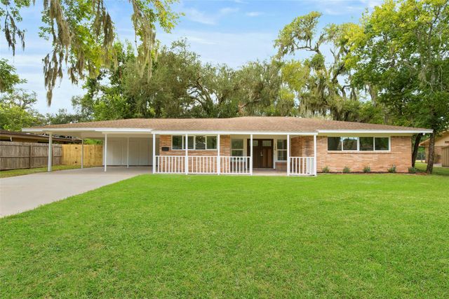 126 Daisy Street, Lake Jackson, TX 77566