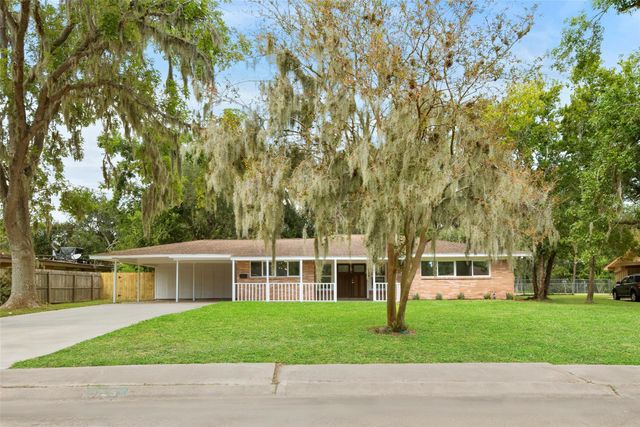 126 Daisy Street, Lake Jackson, TX 77566