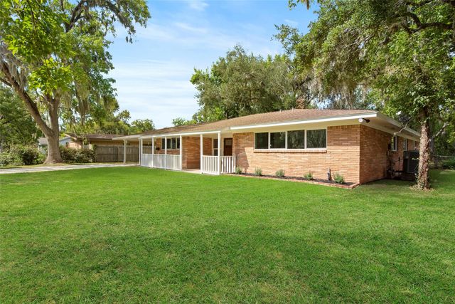 126 Daisy Street, Lake Jackson, TX 77566