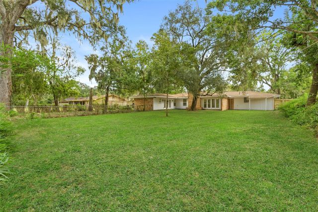 126 Daisy Street, Lake Jackson, TX 77566