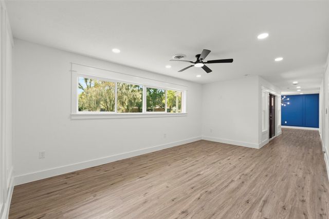 126 Daisy Street, Lake Jackson, TX 77566