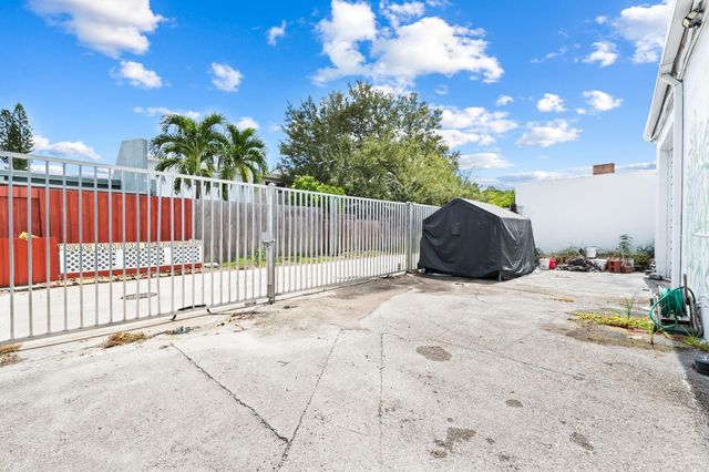 3046 NE 12th Ter, Oakland Park, FL 33334