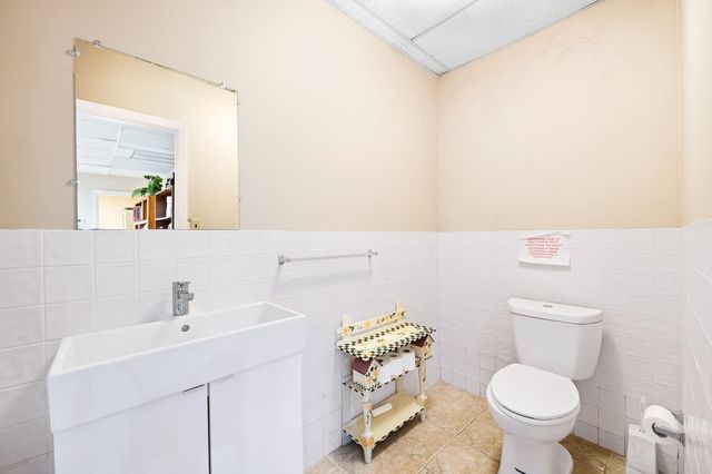 3046 NE 12th Ter, Oakland Park, FL 33334