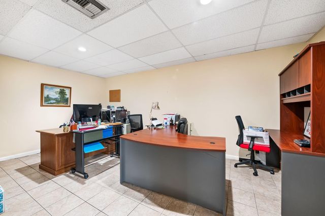 3046 NE 12th Ter, Oakland Park, FL 33334