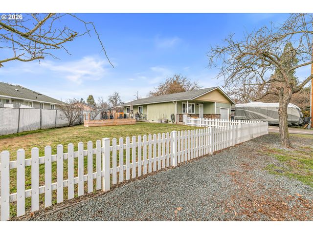3712 COLVER Rd, Phoenix, OR 97535