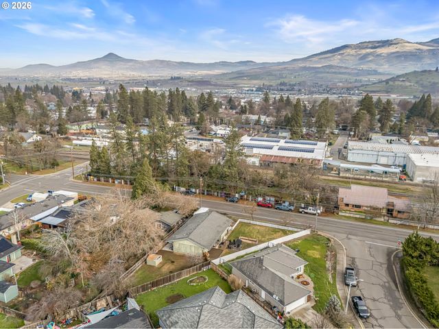 3712 COLVER Rd, Phoenix, OR 97535