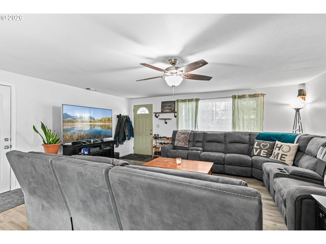 3712 COLVER Rd, Phoenix, OR 97535