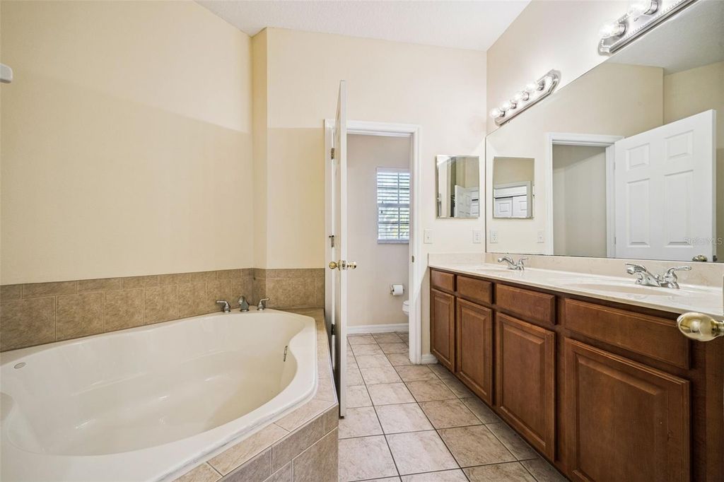 Image 19 of property listing at 952 DAVENWOOD COURT, Ocoee, FL 34761