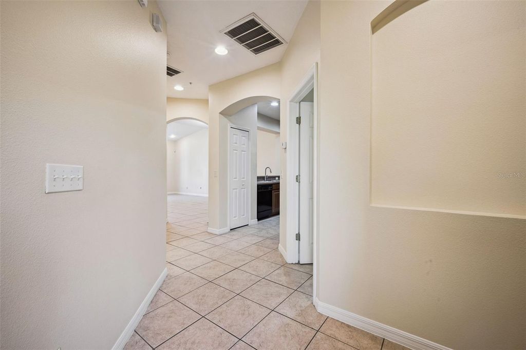 Image 4 of property listing at 952 DAVENWOOD COURT, Ocoee, FL 34761