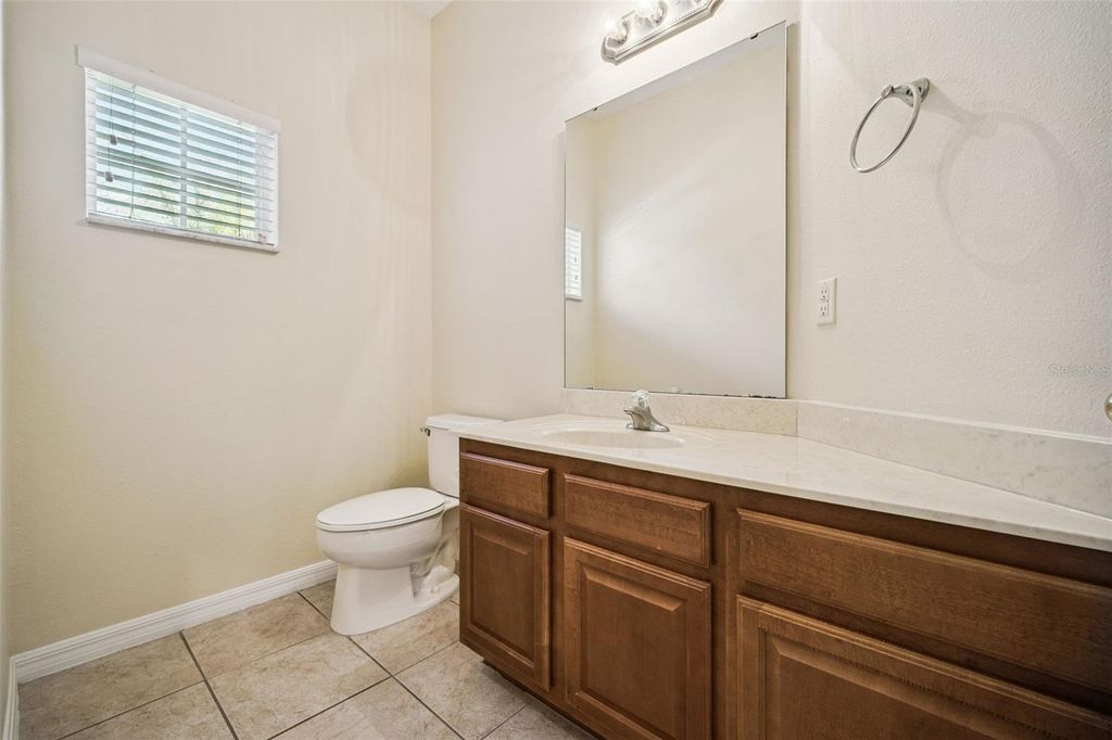 Image 9 of property listing at 952 DAVENWOOD COURT, Ocoee, FL 34761