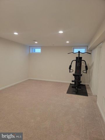 5218 WINDBREAK DR, Fredericksburg, VA 22407