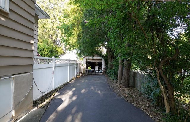2009 LAUREL RD, Havertown, PA 19083