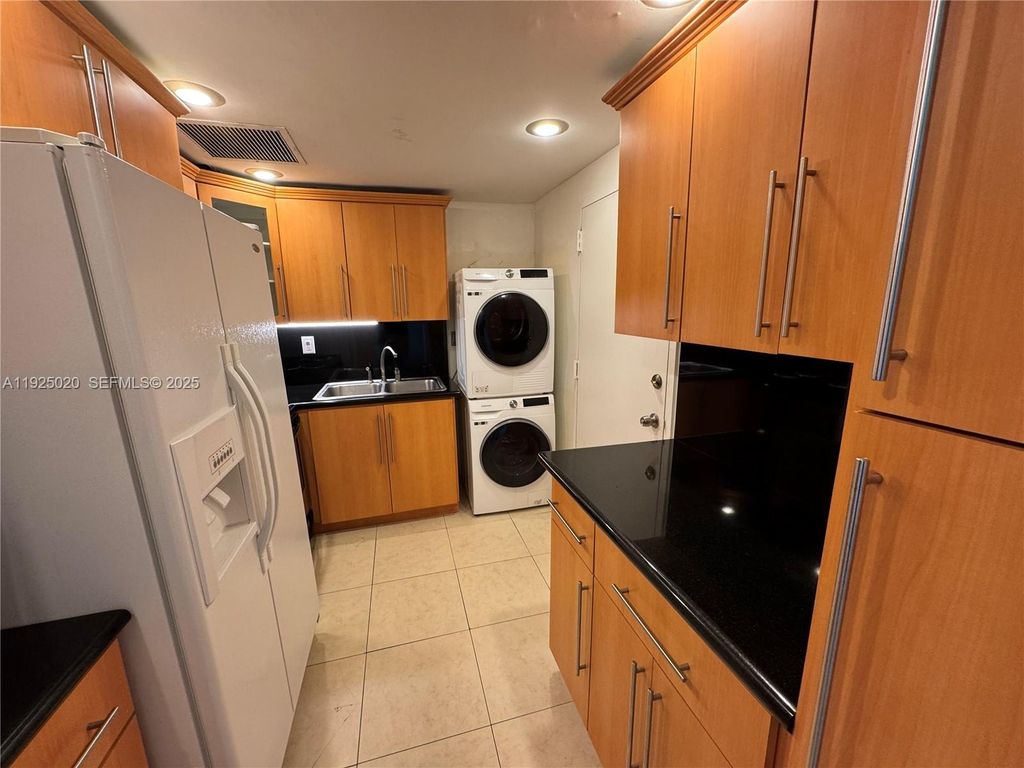 145 SE 25th Rd 601, Miami, FL 33129