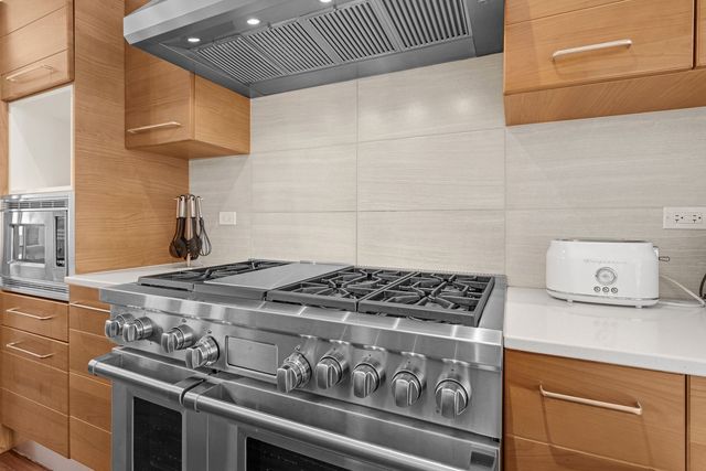70 E WALTON Street 902-1002, Chicago, IL 60611