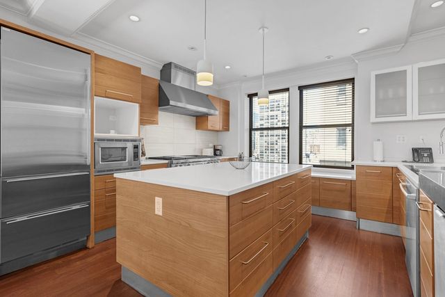 70 E WALTON Street 902-1002, Chicago, IL 60611