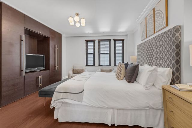 70 E WALTON Street 902-1002, Chicago, IL 60611