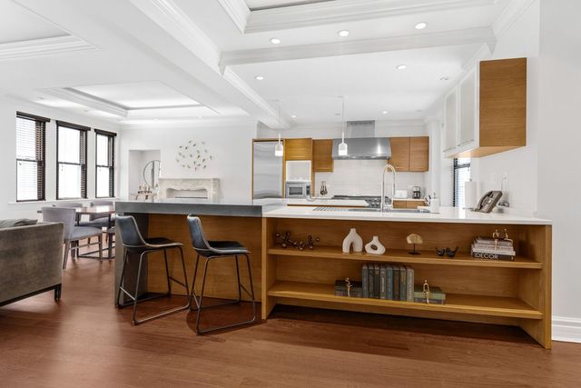 70 E WALTON Street 902-1002, Chicago, IL 60611