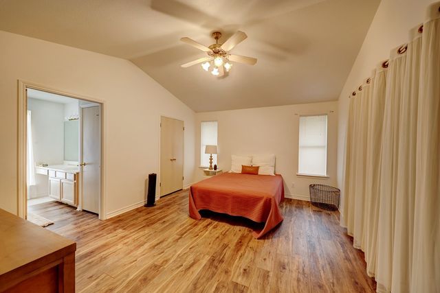 212 Oak Hill Dr, Kerrville, TX 78028