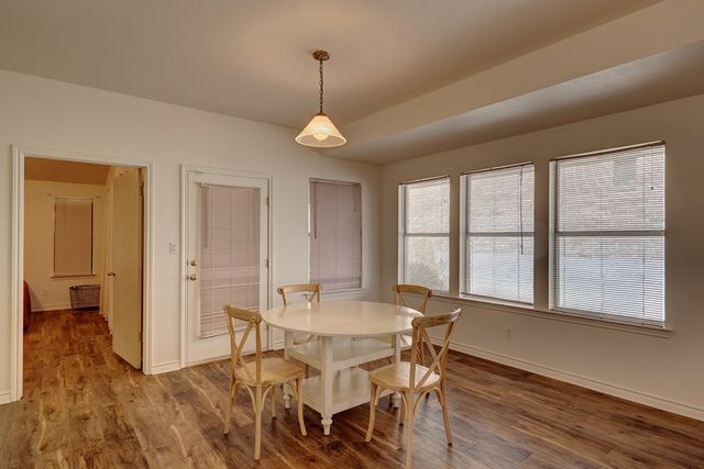 212 Oak Hill Dr, Kerrville, TX 78028