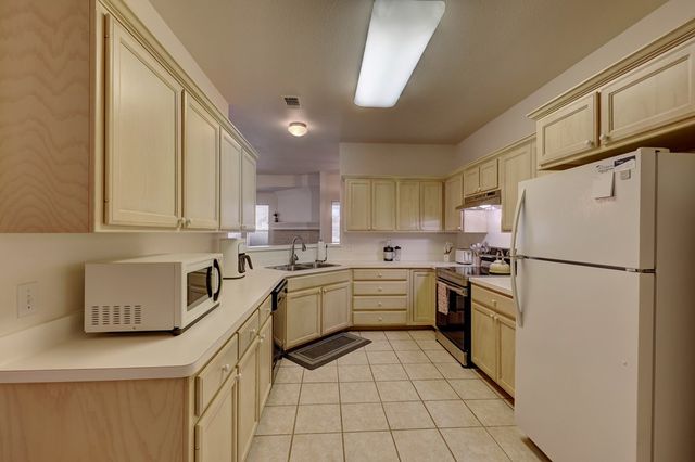 212 Oak Hill Dr, Kerrville, TX 78028