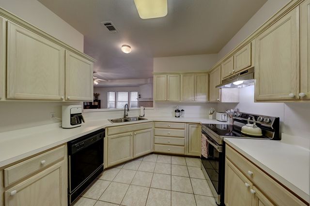 212 Oak Hill Dr, Kerrville, TX 78028