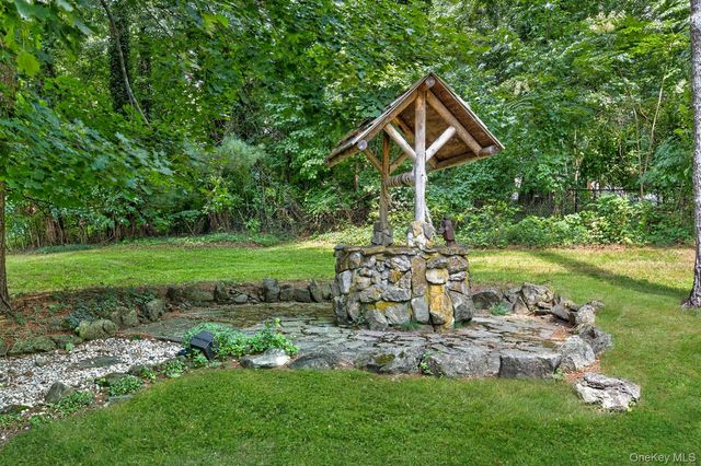 10 Dorchester Drive, Muttontown, NY 11545