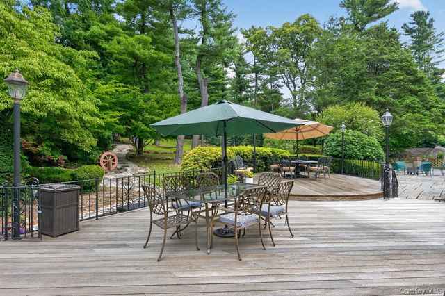 10 Dorchester Drive, Muttontown, NY 11545