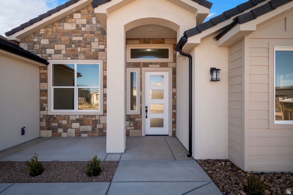Image 4 of property listing at 4795 W 1930 S, Hurricane, UT 84737