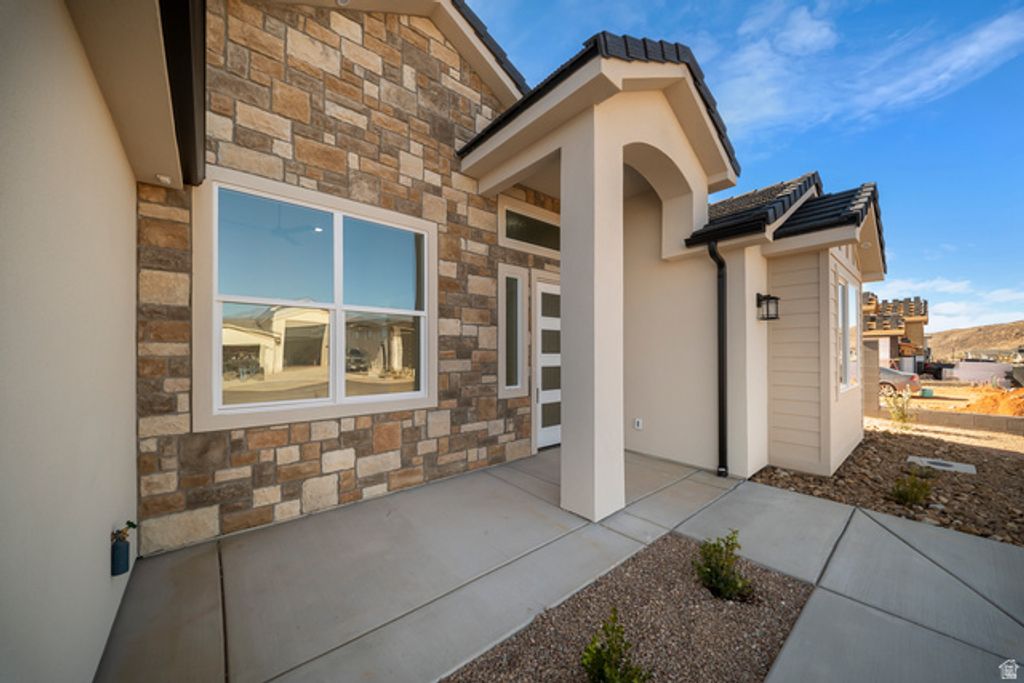 Image 5 of property listing at 4795 W 1930 S, Hurricane, UT 84737