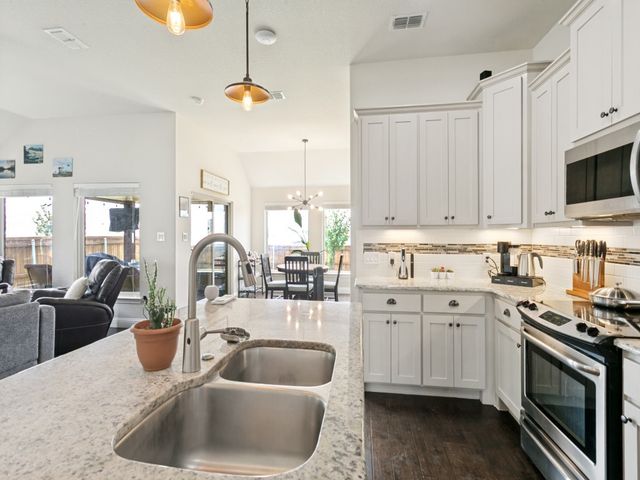 3912 Kensington Drive, Sanger, TX 76266