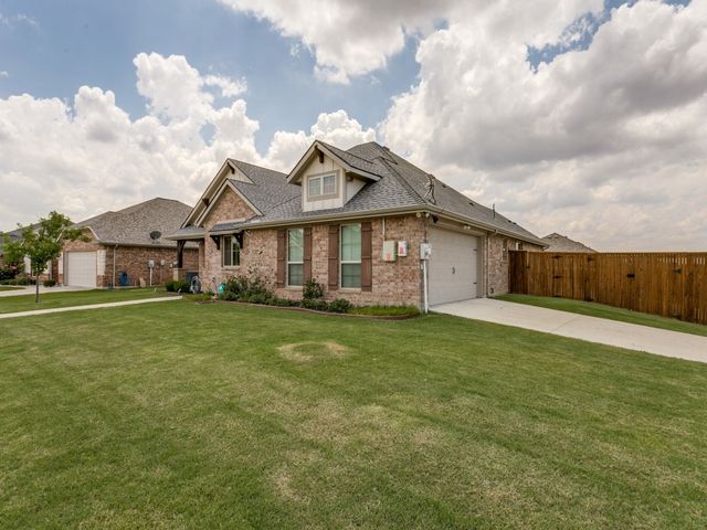 3912 Kensington Drive, Sanger, TX 76266