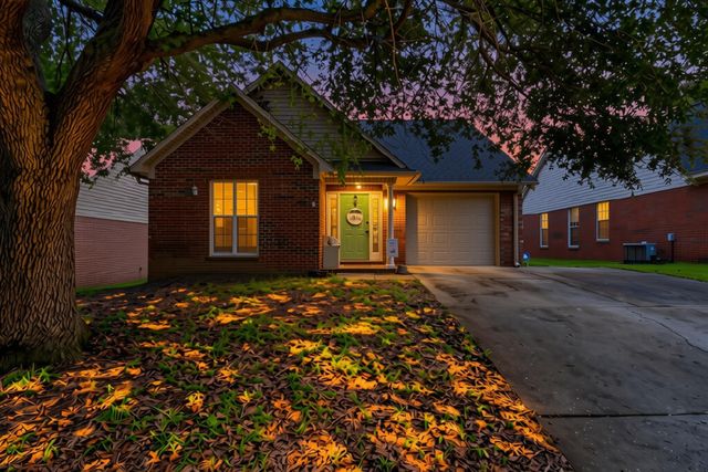 103 Trunbury Dr, Dothan, AL 36305