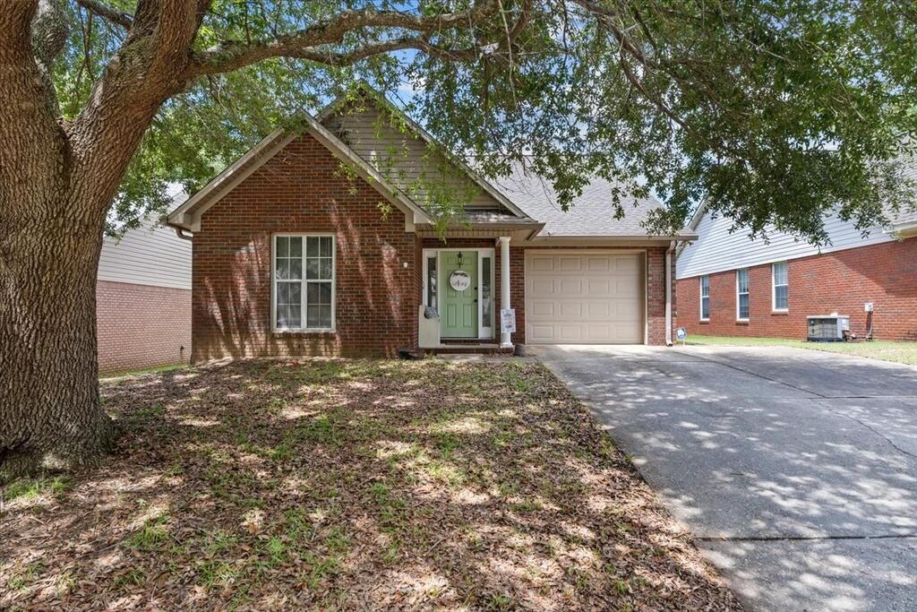103 Trunbury Dr, Dothan, AL 36305