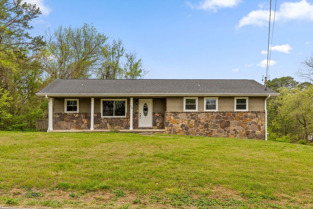 946 Hickory Avenue, Hixson, TN 37343