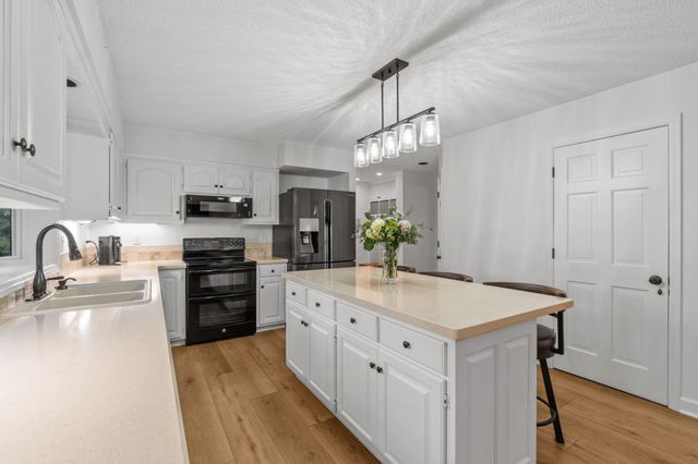 1315 Donegal Drive, Woodbury, MN 55125