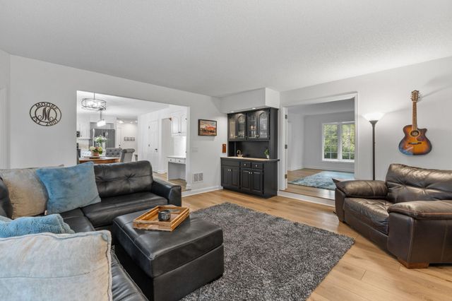 1315 Donegal Drive, Woodbury, MN 55125