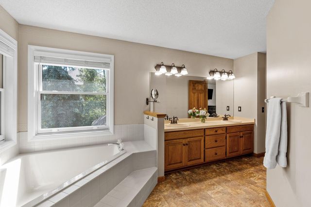1315 Donegal Drive, Woodbury, MN 55125