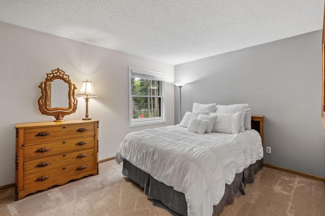 1315 Donegal Drive, Woodbury, MN 55125
