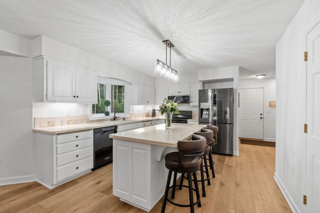 1315 Donegal Drive, Woodbury, MN 55125