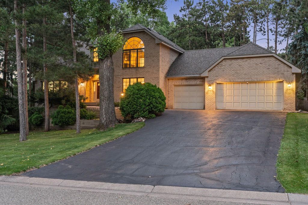 1315 Donegal Drive, Woodbury, MN 55125