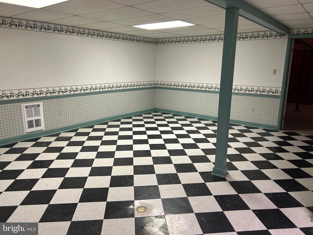 Image 21 of property listing at 8509 WINCHESTER AVE, Inwood, WV 25428