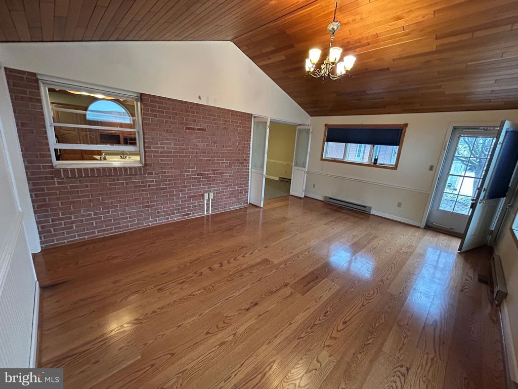 Image 8 of property listing at 8509 WINCHESTER AVE, Inwood, WV 25428