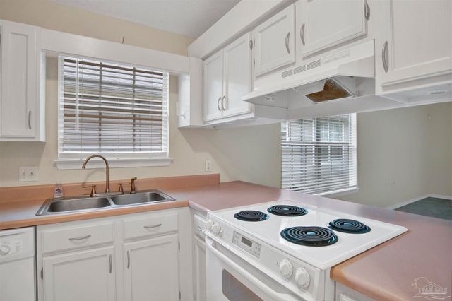 1613 Governors Dr, Pensacola, FL 32514