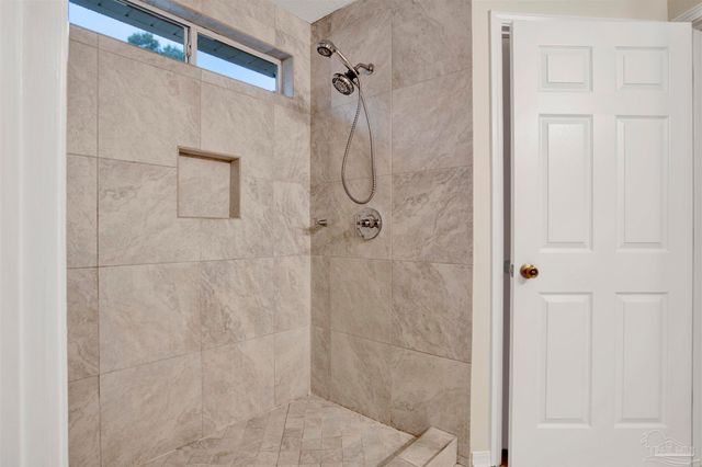 1613 Governors Dr, Pensacola, FL 32514