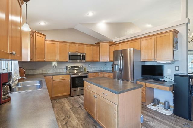 7230 CASTLEWOOD DR, Summerset, SD 57719
