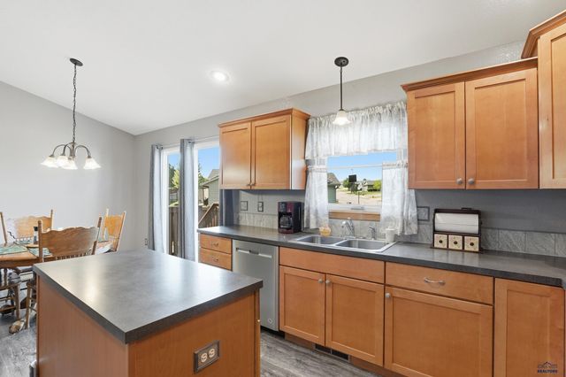 7230 CASTLEWOOD DR, Summerset, SD 57719