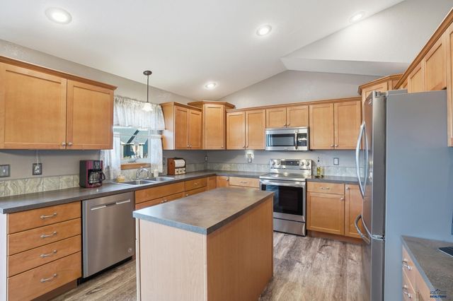7230 CASTLEWOOD DR, Summerset, SD 57719