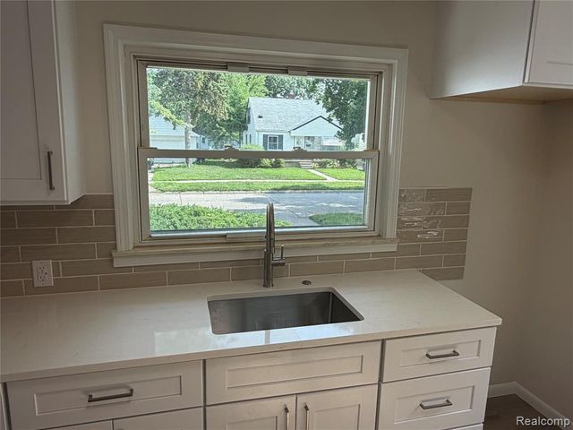 2079 Mclain Avenue, Lincoln Park, MI 48146