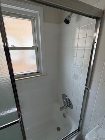 2079 Mclain Avenue, Lincoln Park, MI 48146